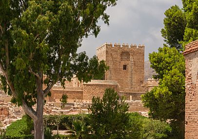 Archivo:Gardens and tower Alcazaba, Almeria, Spain