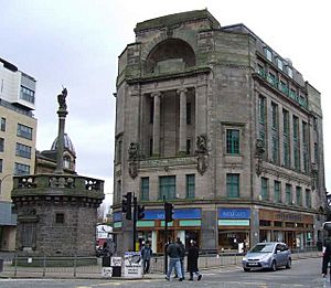 Archivo:Glasgow Mercat Cross and Mercat Building