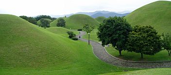 Archivo:Gyeongju - King Tomb Park - panoramio