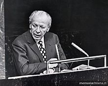 Humberto Díaz Casanueva en la ONU (c. 1980).jpg
