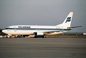 Archivo:Icelandair Boeing 737-400 Aragao
