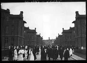 Archivo:Inauguration des nouveaux bâtiments de la Pitié-Salpêtrière le 19 mars 1913