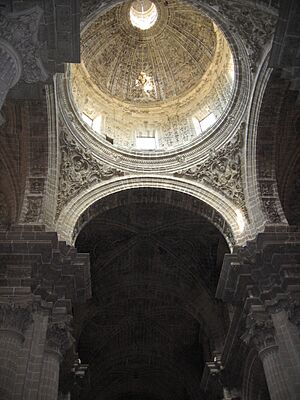 Archivo:InteriorCatedralJerez