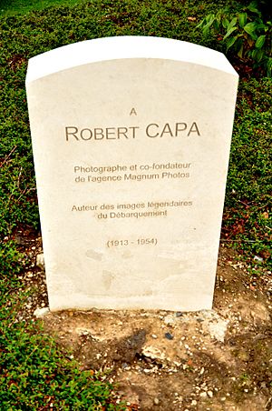 Archivo:Lápida de Robert Capa