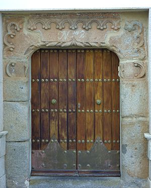 Archivo:La casa del Cordón puerta 1
