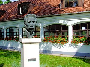 Archivo:Lu Xun Kiskőrös