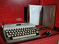 Màquina d'escriure, ulleres i ploma estilogràfica de Sanchis Guarner