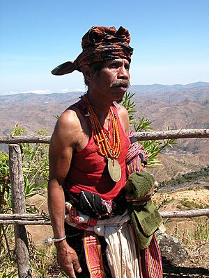 Archivo:Man in traditional dress, East Timor