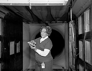 Archivo:Mary Jackson in a wind tunnel with a model at NASA Langley