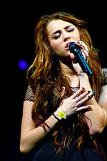 Archivo:Miley Cyrus Wonder World concert at Auburn Hills 07