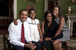 Archivo:Obama family portrait in the Green Room
