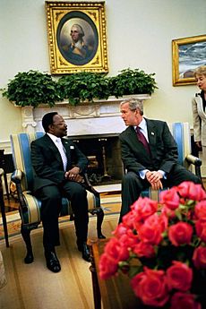 Archivo:Omar Bongo with George Bush May 26 2004-02