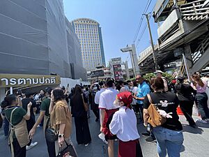 Archivo:People evacuated out of a mall in Bangkok due to earthquake 28-03-2025 ( img 2)