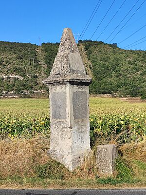 Archivo:Puentelarrá, Mojón "La Pilastra"