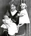 Reina Victoria con sus dos hijos menores, la infantita María Cristina y el infante Don Juan
