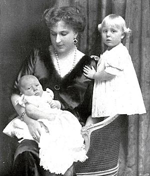 Archivo:Reina Victoria con sus dos hijos menores, la infantita María Cristina y el infante Don Juan