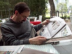 Archivo:Roberto Fiadone leyendo el diario