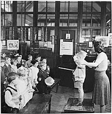 Archivo:Roman Catholic Elementary School- Life at St Joseph's, Upper Norwood, 1943 D14456