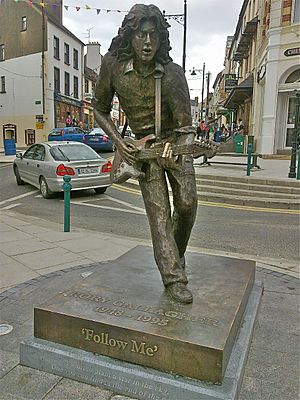 Archivo:Rory Gallagher Statue - Ballyshannon