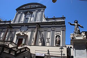 Archivo:San Paolo Maggiore Basilica, Piazza Gaetano (48485878596)