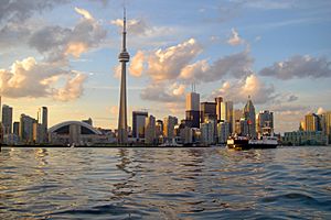 Archivo:Skyline of Toronto viewed from Harbour