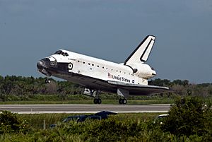 Archivo:Space Shuttle Endeavour Lands at the Kennedy Space Center on July 31st, 2009.