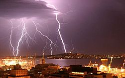 Archivo:Tormenta electrica sobre Montevideo