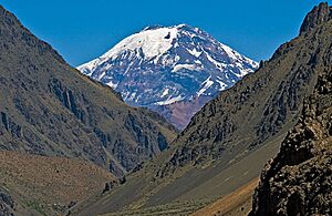 Archivo:Tupungato volcano seen from punta de vacas argentina