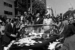 Archivo:Una multitud salió a festejar la asunción de Alfonsín y a vuelta de la democracia