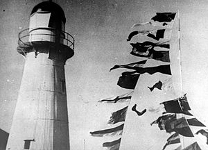 Archivo:V.P. Day Celebrations at Caloundra Lighthouse, 1945