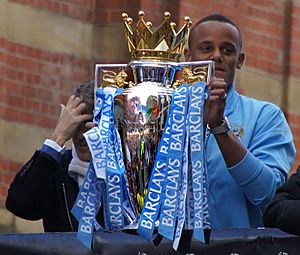 Archivo:Vincent Kompany holds up the Premier League trophy 2012