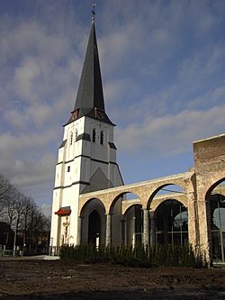 Archivo:Waarschoot - toren en voormalige kerk