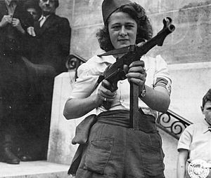 Archivo:"Nicole" a French Partisan Who Captured 25 Nazis in the Chartres Area, in Addition to Liquidating Others, Poses with... - NARA - 5957431 - cropped