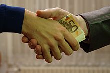 Archivo:10 - hands shaking with euro bank notes inside handshake - royalty free, without copyright, public domain photo image 01