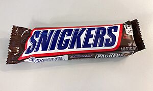 Archivo:2019-01-28 19 55 14 A Snickers bar with the wrapper still intact in the Dulles section of Sterling, Loudoun County, Virginia
