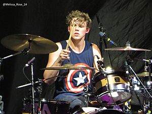 Archivo:5SOS at the New Jersey show on 7.2.13 IMG 3976 (9204483933)