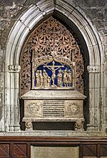 Archivo:Barcelona Cathedral Interior - Capilla de Santa Lucía-Sepulcro del canónigo Francesc de Santa Coloma