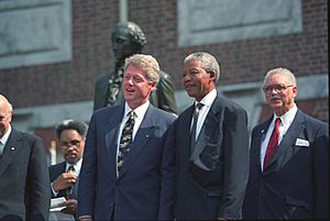 Archivo:Bill-Clinton-with-Nelson-Mandela