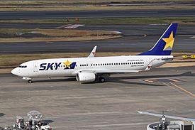 Boeing 737-86N ‘JA73NK’ Skymark Airlines (32674587367).jpg