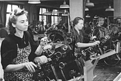 Archivo:Bundesarchiv Bild 183-S68029, Zwangsarbeiter aus Frankreich in Berliner Siemenswerke