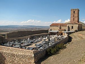 Archivo:Cementerio e iglesia de Santa María del Rey en Atienza