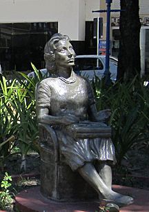 Archivo:Clarice Lispector statue