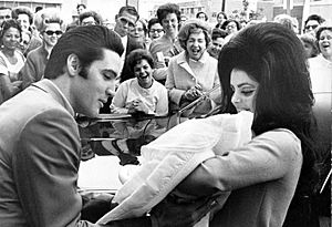 Archivo:Elvis Presley and Priscilla with Lisa Marie February 1968