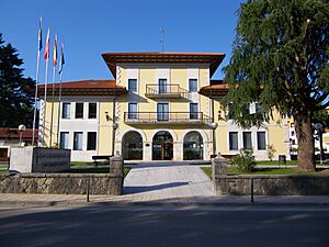 Archivo:Entrambasaguaseko udaletxea, Kantabria. 2015-05-30