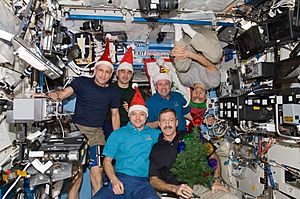Archivo:Expedition 30 crew with Santa Claus hats