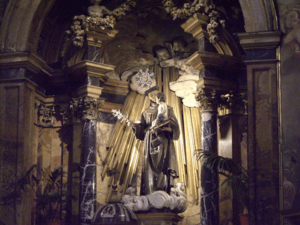 Archivo:Fig. 64. Altar mayor con talla de Manuel Pereira en primer plano.