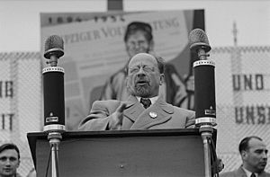 Archivo:Fotothek df roe-neg 0006760 010 Walter Ulbricht spricht auf dem Karl-Marx-Platz