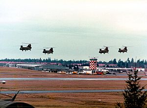 Archivo:Four Chinooks at Fort Lewis