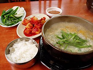 Archivo:Korean soup-Sundae gukbap-01