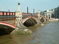 Archivo:Lambeth Bridge upstream side1